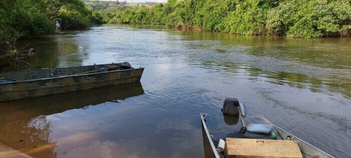 Imagem de compartilhamento para o artigo Casal escapa por pouco após barco virar durante pescaria no Rio Sucuriú, em Paraíso das Águas da MS Todo dia